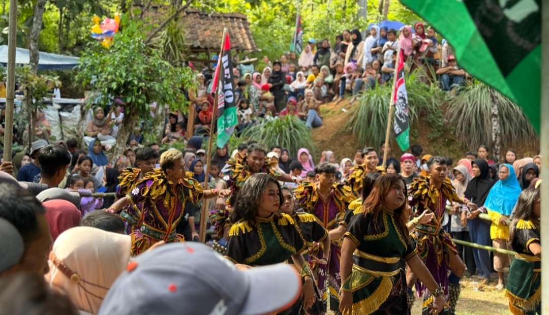 Ormas Rejo Semut Ireng Gelar Grebeg Tumpeng Tasyakuran Kemenangan Prabowo Gibran