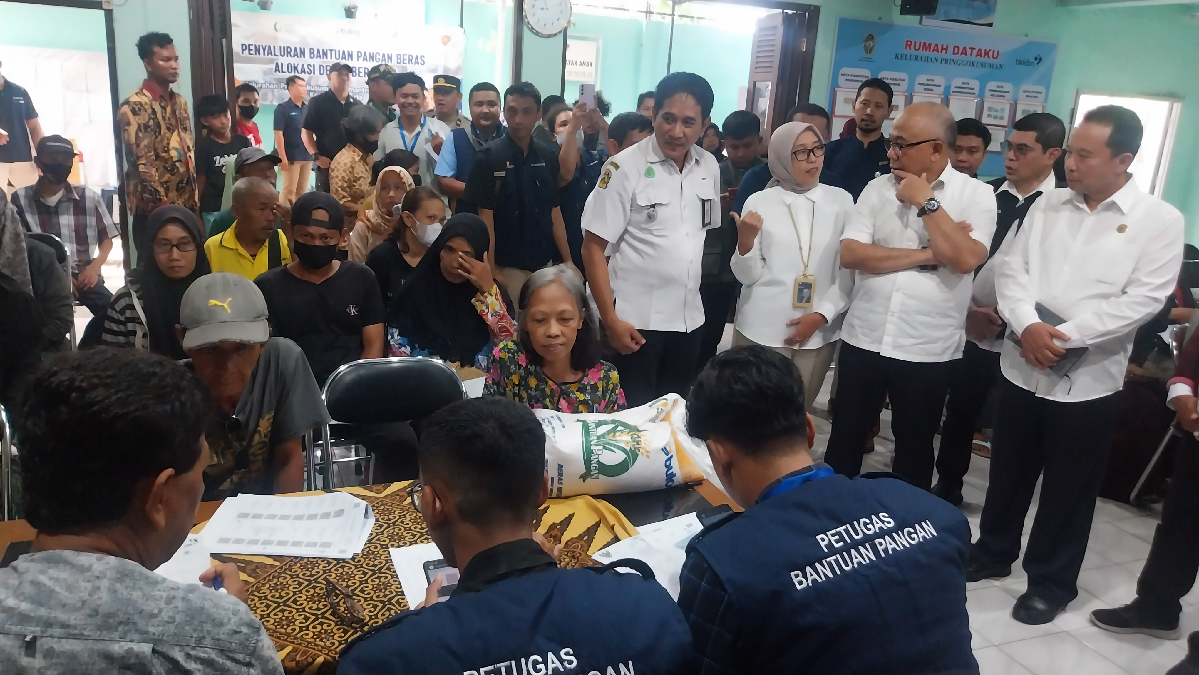 Sebanyak 1084 Warga Pringgokusuman Memperoleh Bantuan Pangan Bulog