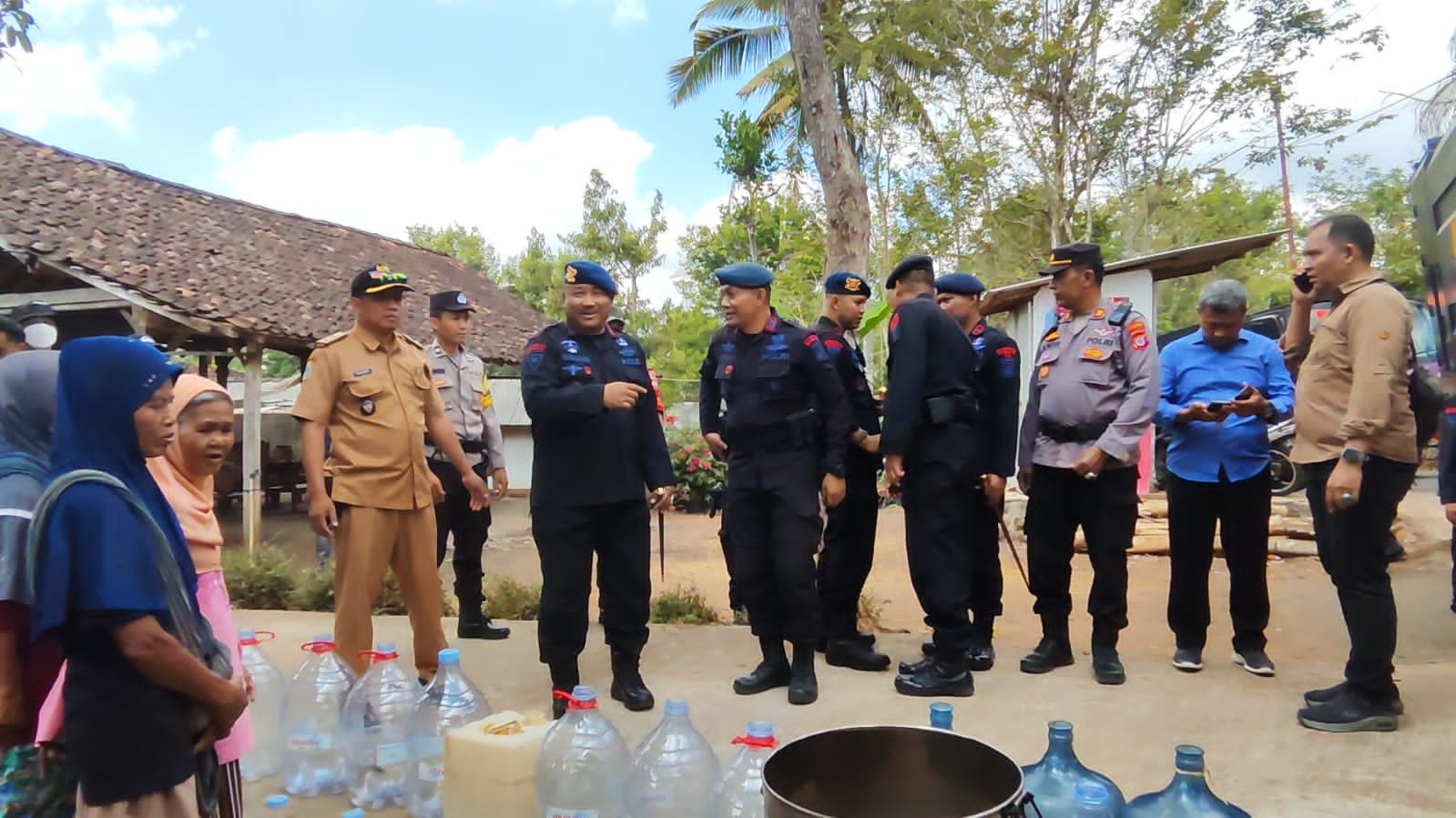 Kekeringan Gunungkidul, Brimobda DIY Kirim Bantuan Air Bersih di Dua Lokasi