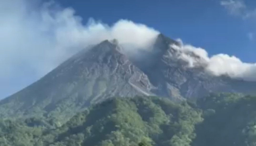 Gunung Merapi Luncurkan Guguran Lava Sejauh Maksimal 2,1 Kilometer