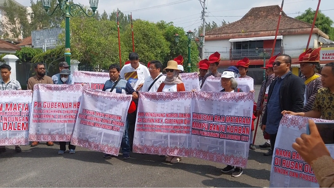 Korban Jual Beli Apartemen Malioboro City Gelar Aksi Budaya Bregodo Prajurit