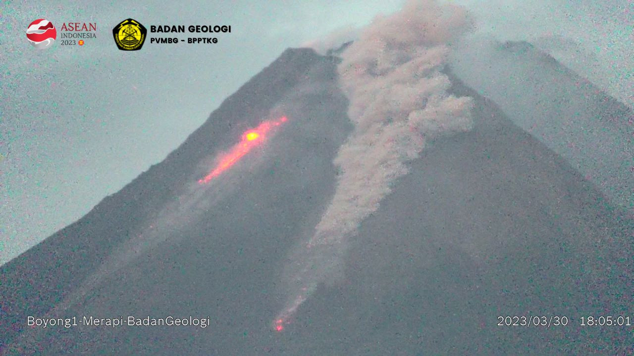 Awan Panas Guguran Gunung Merapi Meluncur Ke Kali Boyong