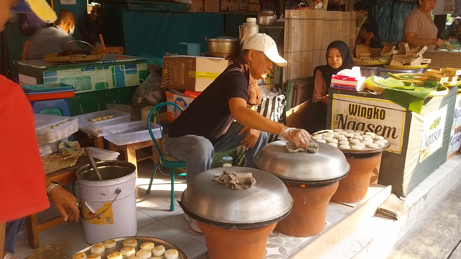 Mencicip Jajanan Khas Jogja di Pasar Ngasem, Wingko dan Bakpia yang Dimasak Pakai Arang