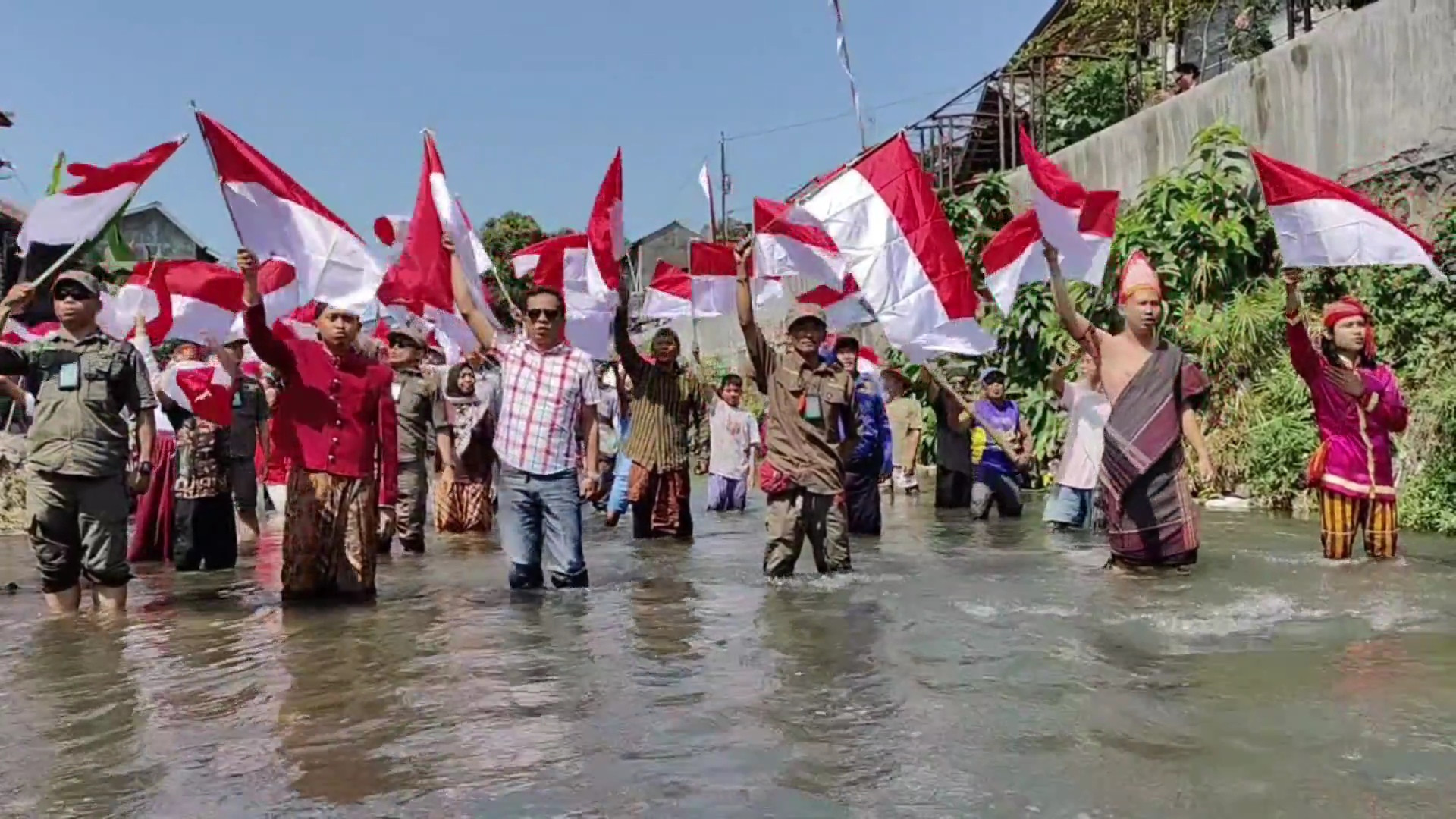 Berbaju Adat Nusantara, Mahasiswa Kibarkan 79 Bendera Merah Putih di Kali Code Yogyakarta