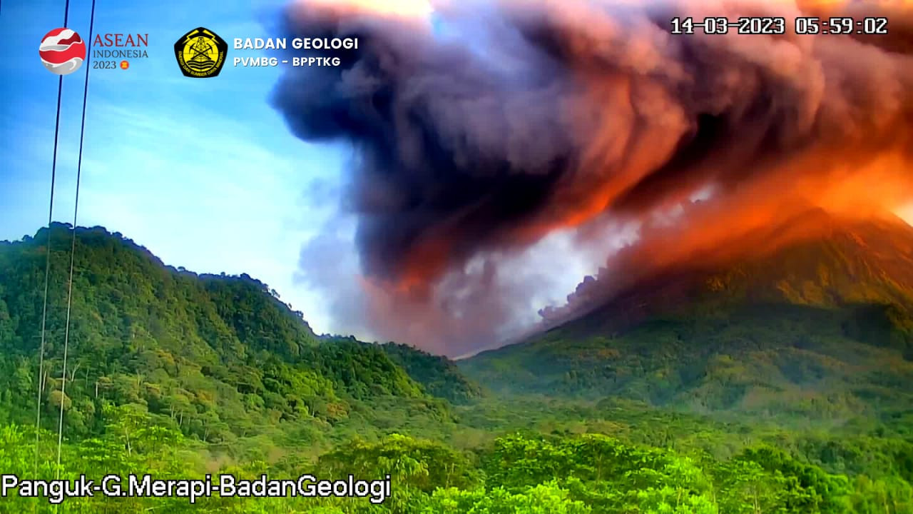 Awan Panas Guguran Gunung Merapi Kembali Meluncur 2 Kali Ke Barat Daya