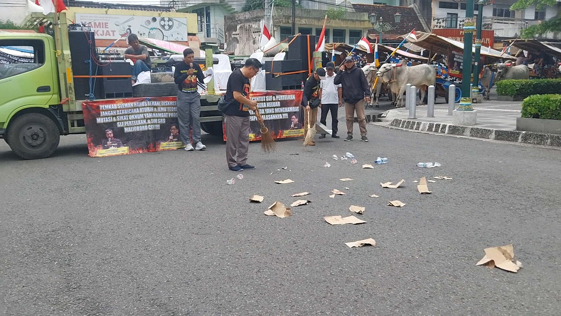 Puluhan Gerobak Sapi Kirab Budaya Dukung Korban Malioboro City Dapatkan SLF dan SHM-SRS