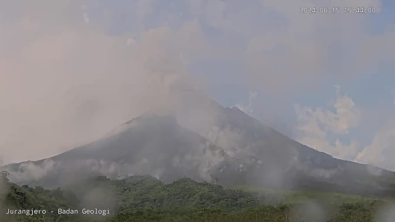 Awan Panas Gunung Merapi Meluncur ke Barat Daya (Kali Bebeng)