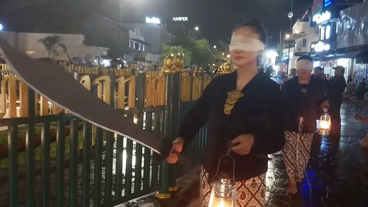 Delapan Perempuan "Dewi Keadilan Jawa" Aksi Budaya Lampah Ratri di Tugu Yogya Dukung Hakim MK