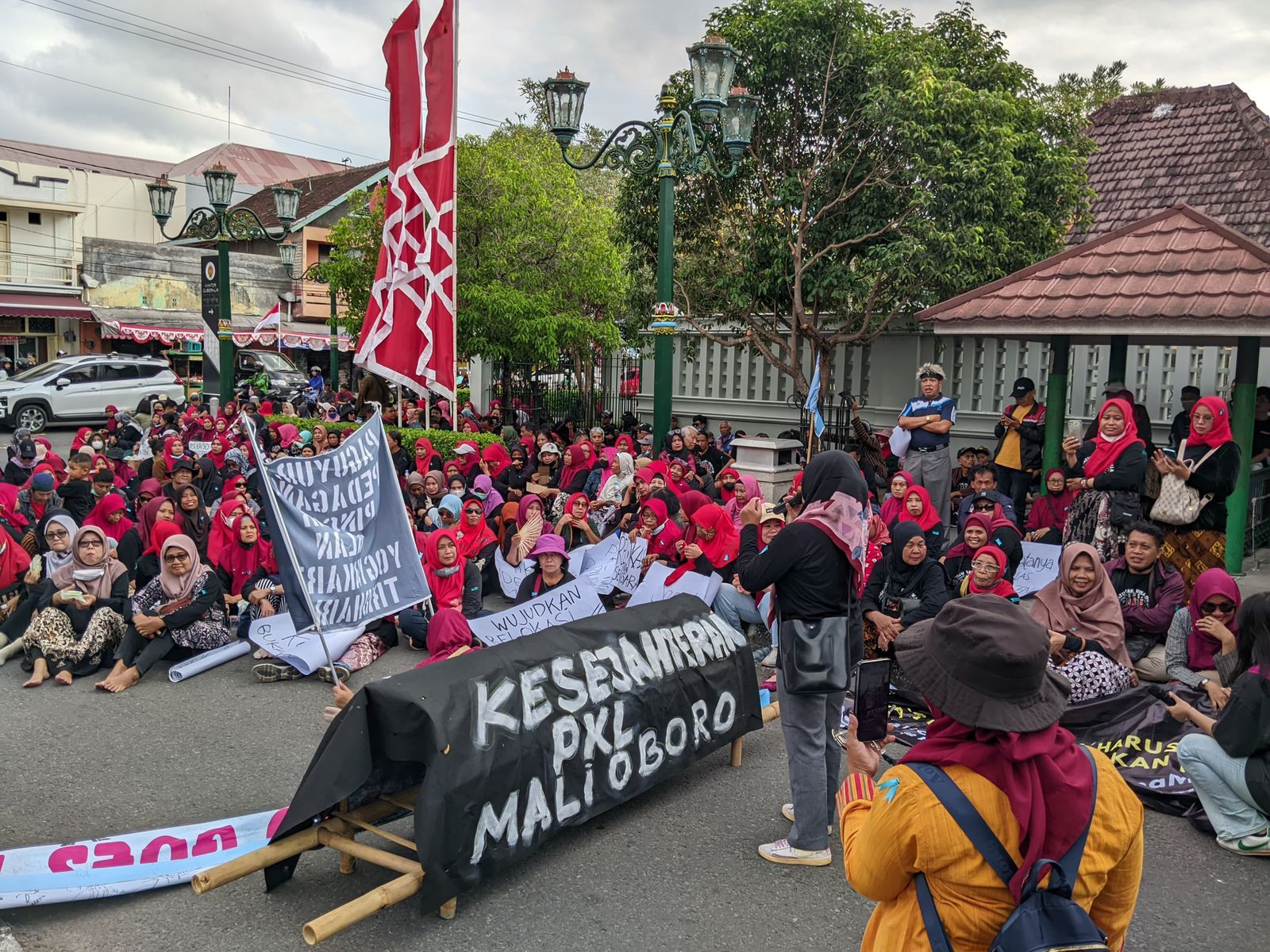 Ratusan PKL Malioboro Gelar Aksi Unjukrasa di Kompleks Kepatihan