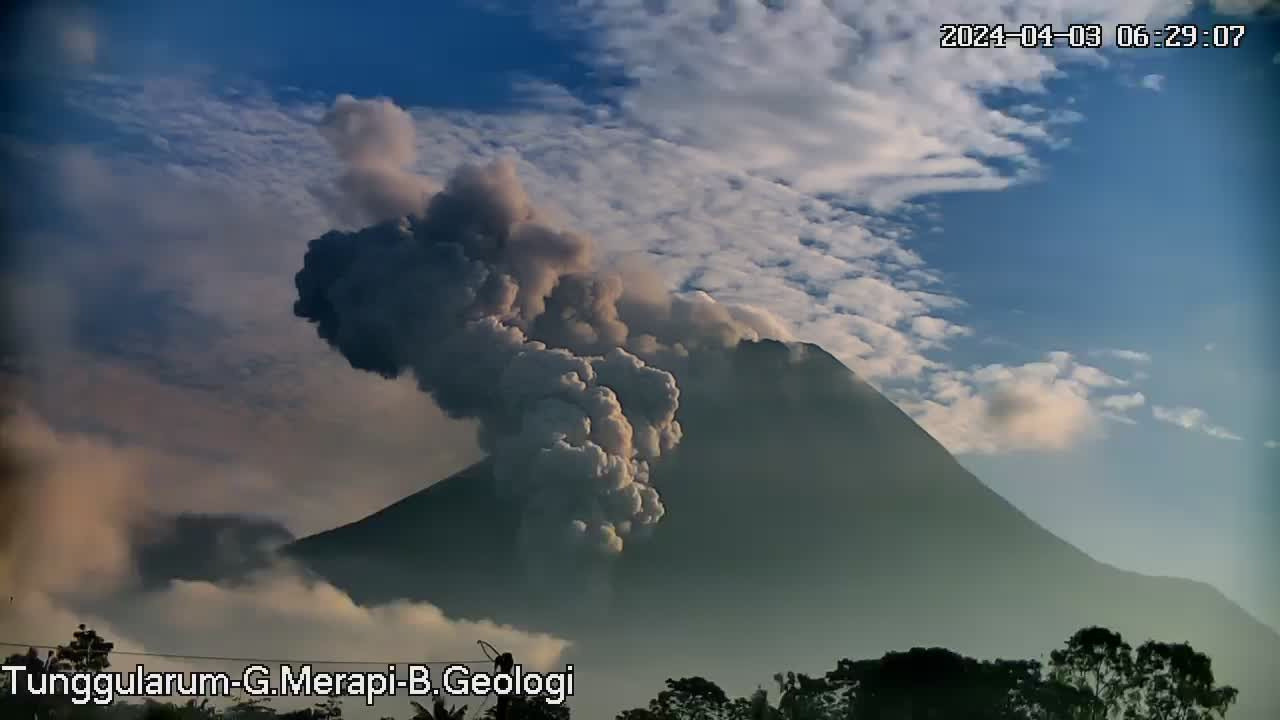 Breaking News, Gunung Merapi Luncurkan Awan Panas 1,7 Kilometer Ke Arah Barat Daya