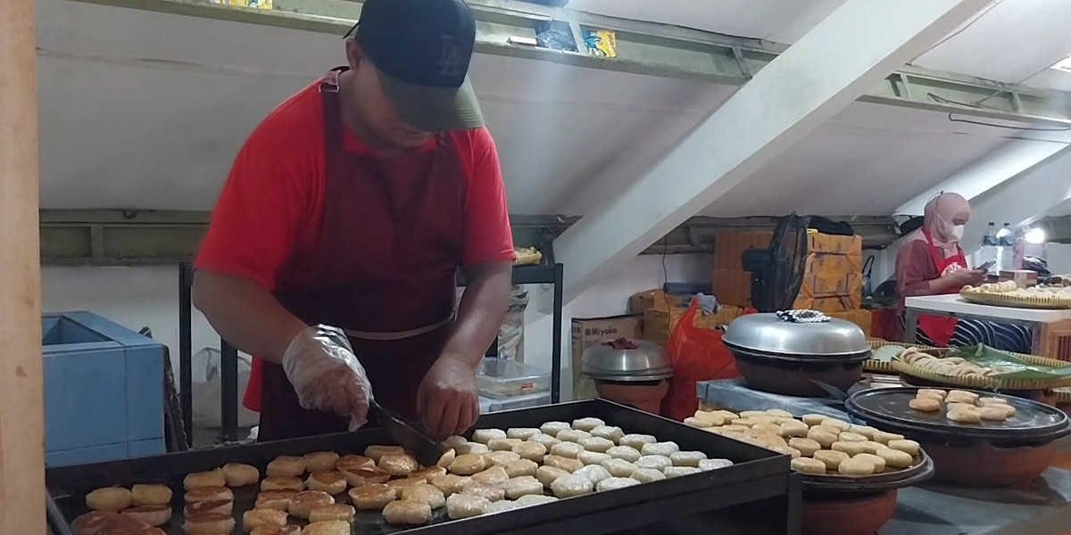 Wisata Kuliner Wingko Pasar Beringharjo Diburu Wisatawan, Dimasak Tradisional Pakai Arang ​