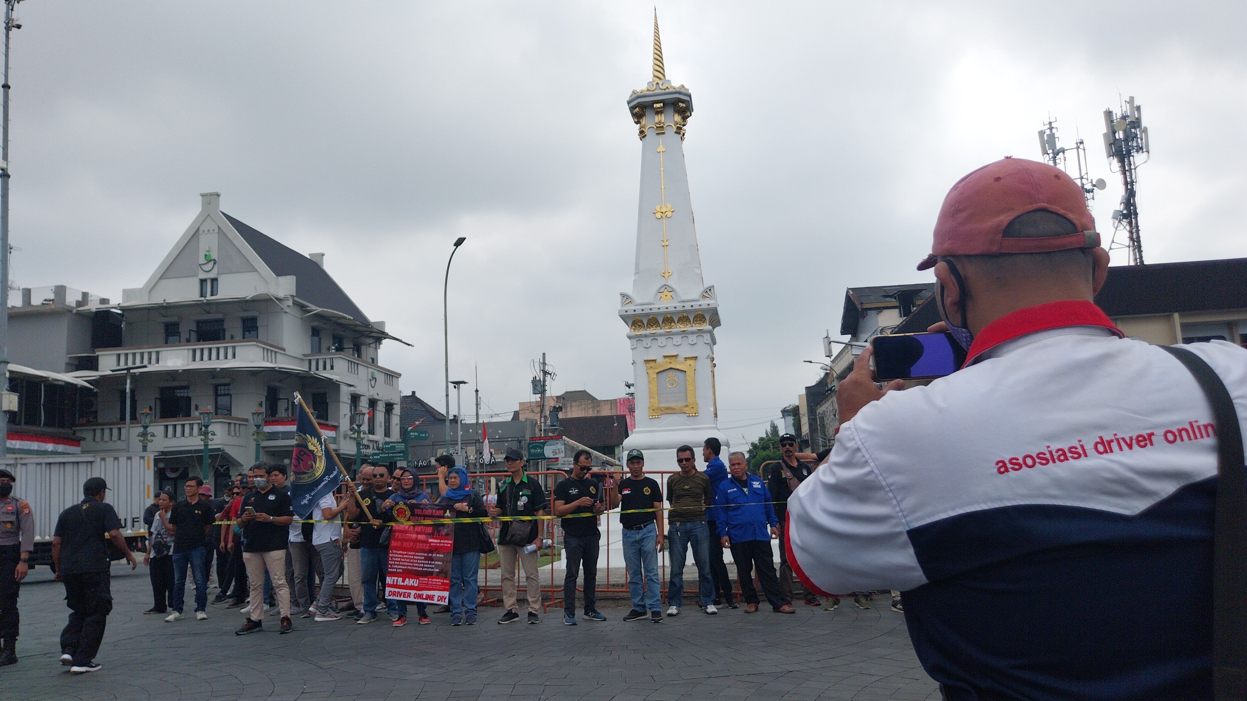 Aksi Longmarch Dari Tugu - Kantor Gubernur DIY, Driver Online Tuntut Kenaikan Tarif