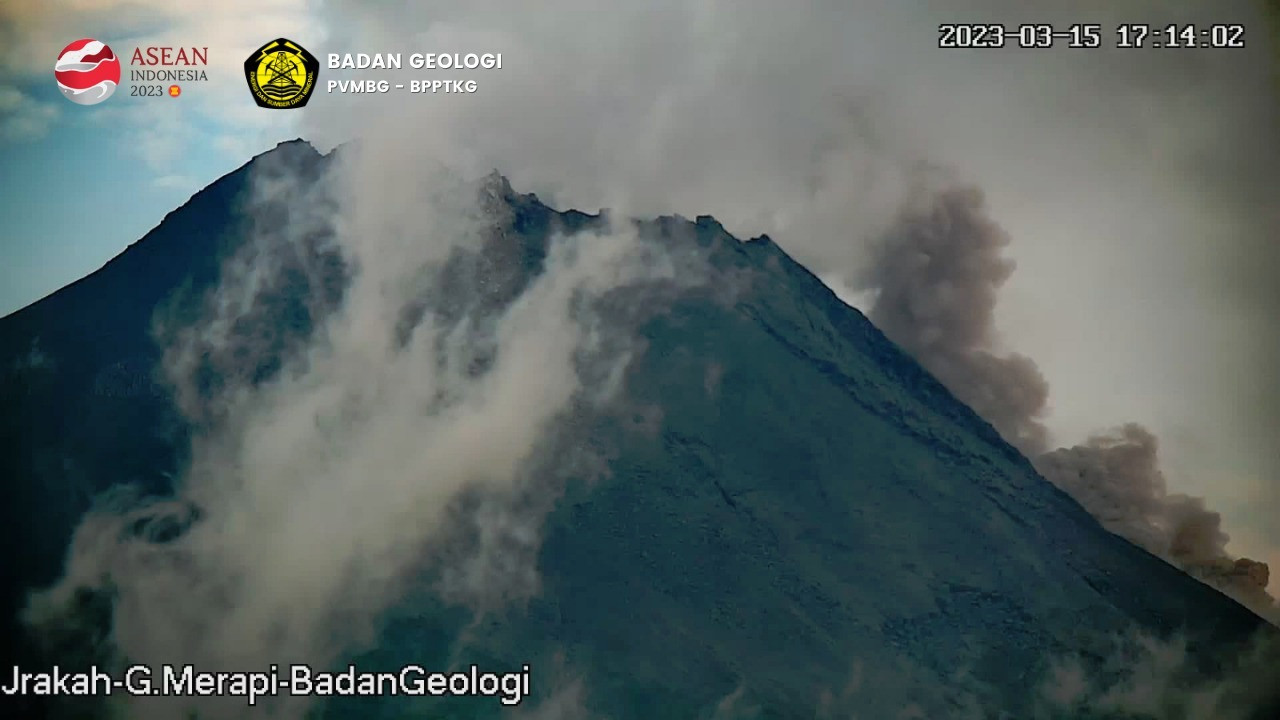 Awan Panas Guguran Gunung Merapi Kembali Meluncur 1 Kilometer Rabu Petang