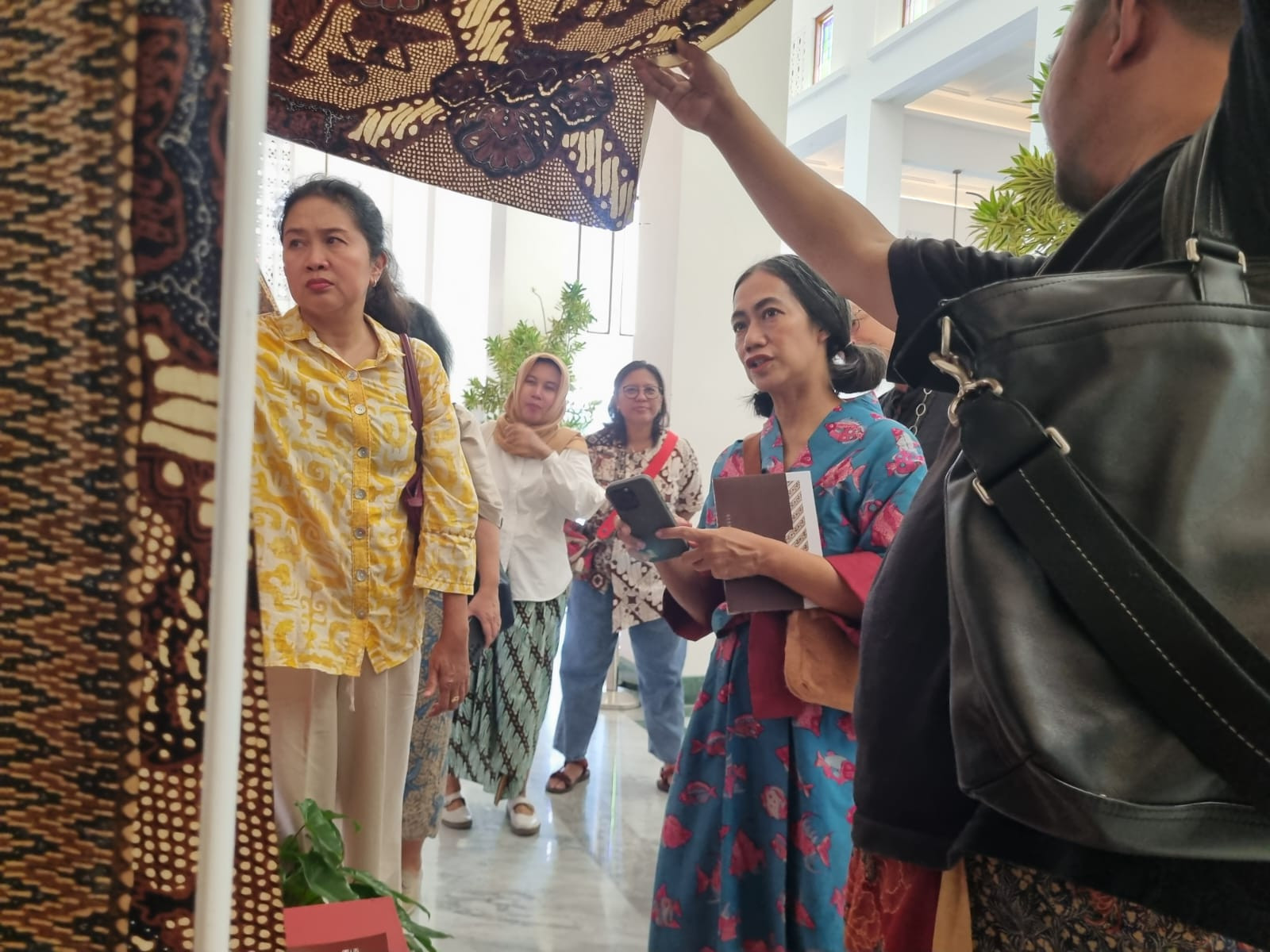 Sutradara Nia Dinata Menikmati Pameran Batik di Stasiun Yogyakarta, Puluhan Pelanggan KA Antusias Ikuti Nyanting