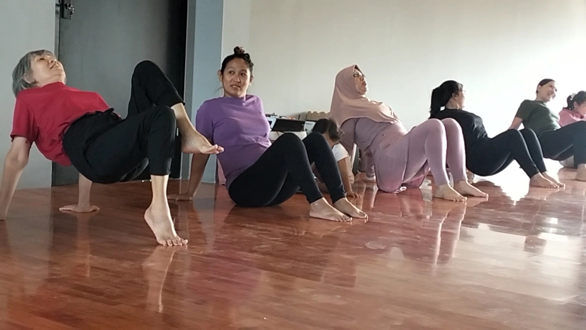 Tempat Gym Buka Kelas "Animal Yoga Flow" Diserbu Kaum Hawa