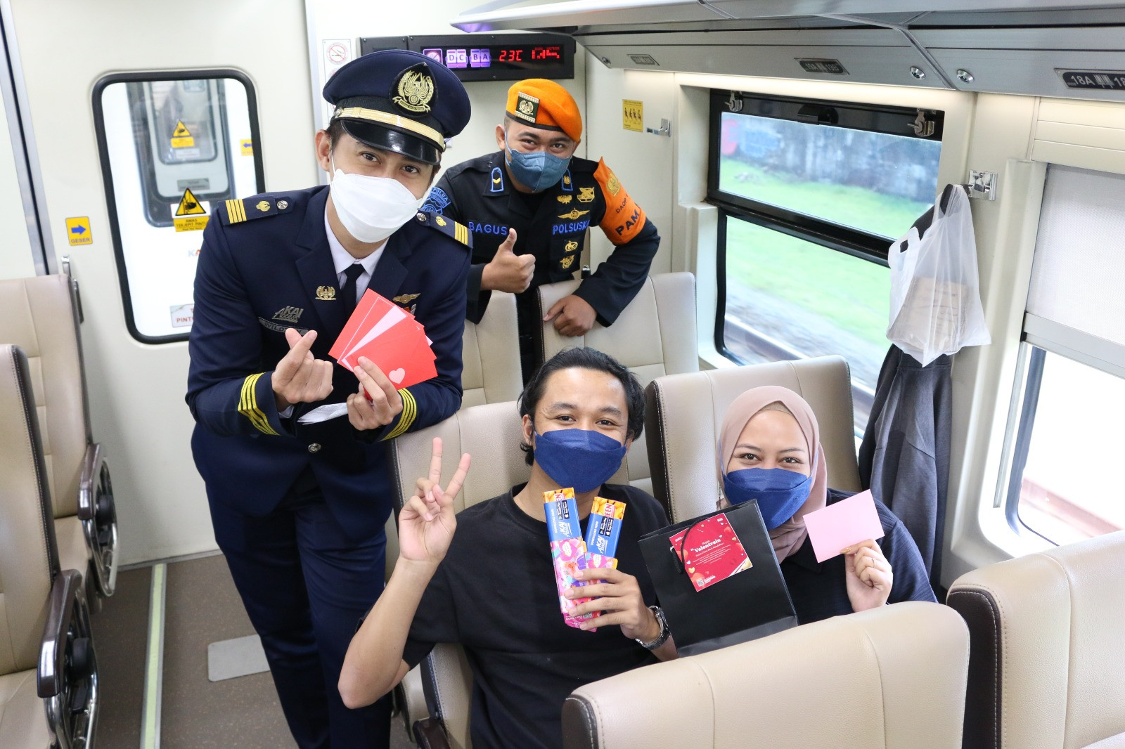 Surprise di Hari Kasih Sayang (Valentine Day), Penumpang KA Bandara Mendapat Hadiah Cokelat