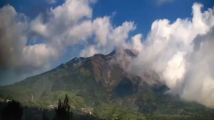 Awan Panas Gunung Merapi Meluncur 1,5 Kilometer ke Arah Barat Daya