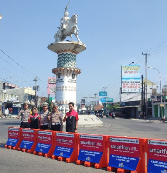 Tingkatkan Keselamatan Berkendara, Satlantas dan Smartfren Pasang Pembatas Jalan di Kulon Progo