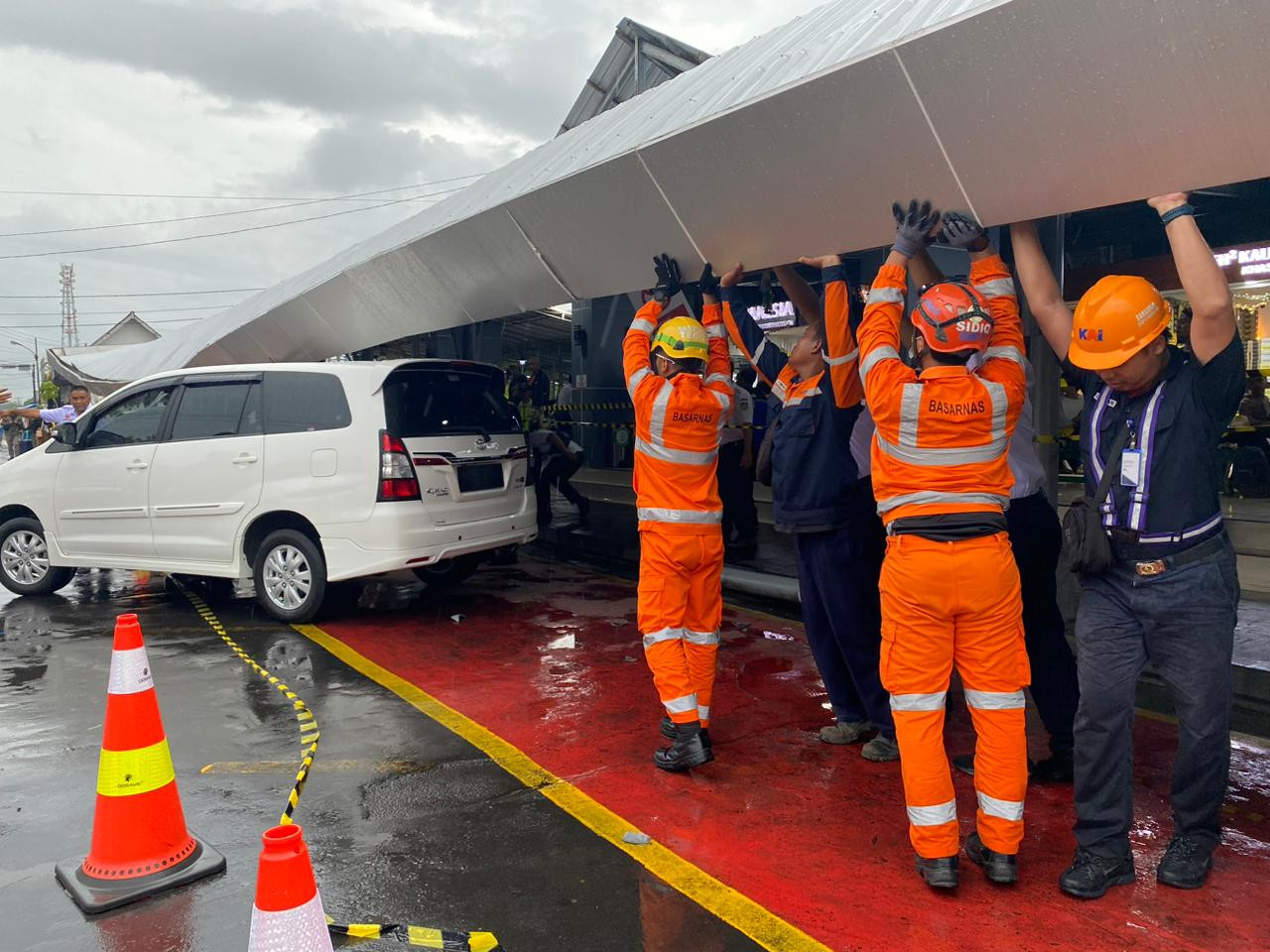 Hujan Angin, Kanopi Drop Zone Stasiun Tugu Jatuh Menimpa Sejumlah Mobil