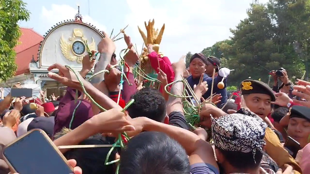 Ribuan Warga dan Wisatawan Ikuti Tradisi Grebeg Besar Kraton Yogyakarta