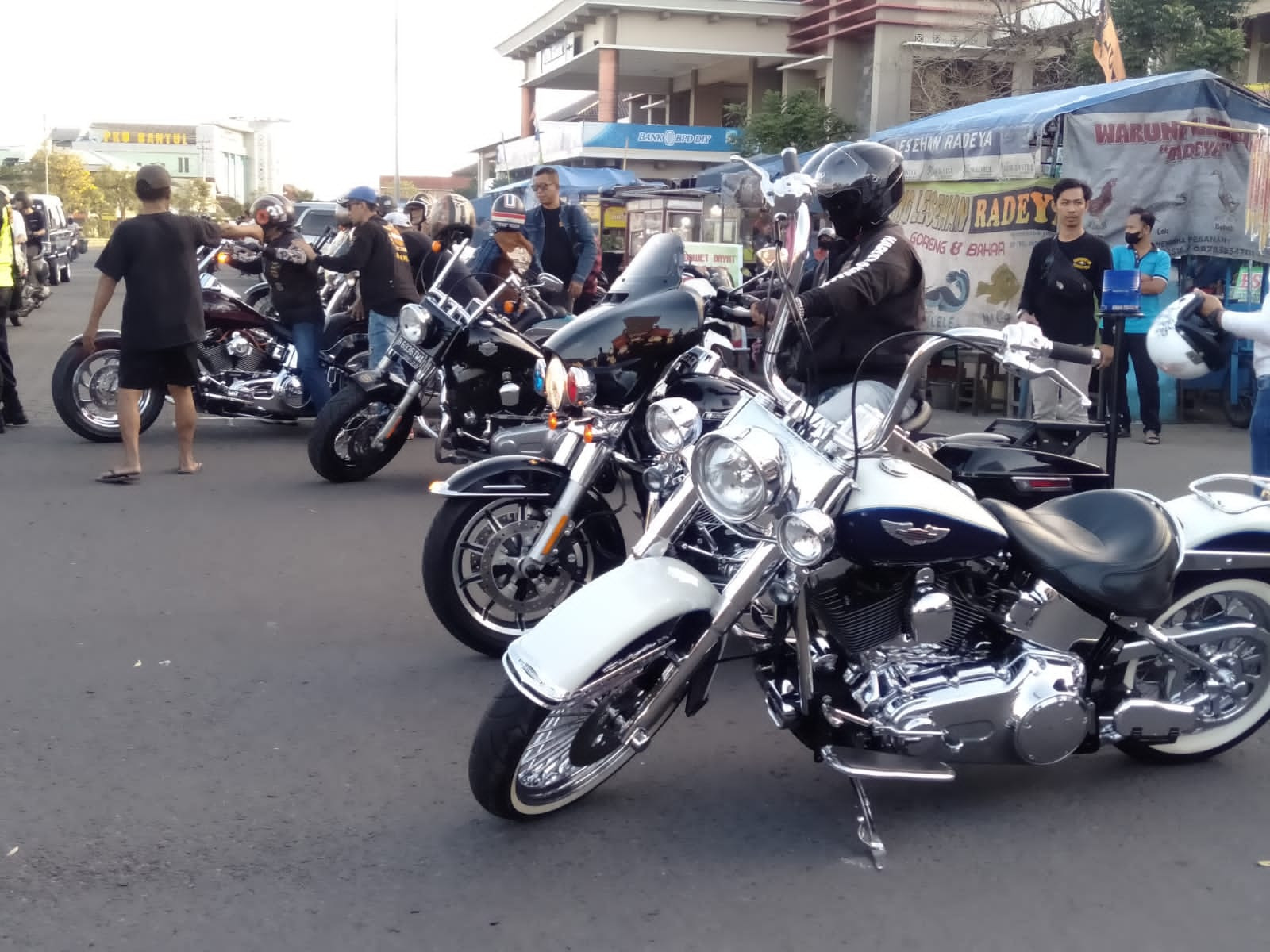 Gelar Baksos, HDCI Bantul Borong Dagangan UMKM di Pasar Bantul Yogyakarta