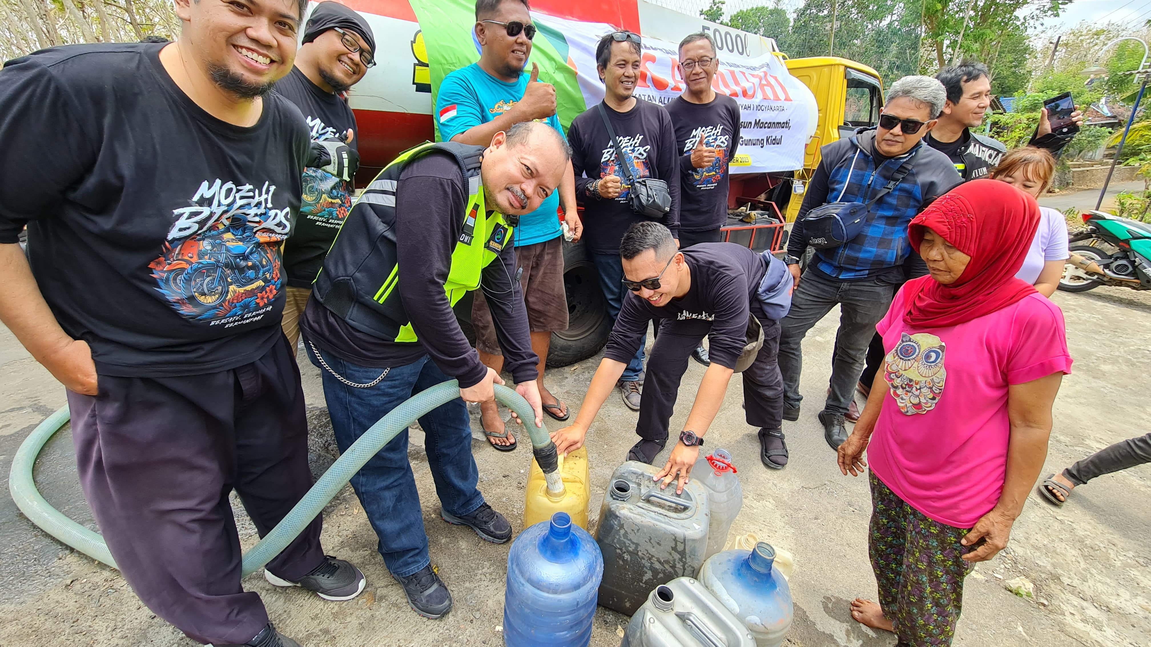 Kekeringan Melanda, Bantuan Air Bersih dari Komunitas Muhi Biker Jogja Disalurkan di Gunungkidul, Yogyakarta