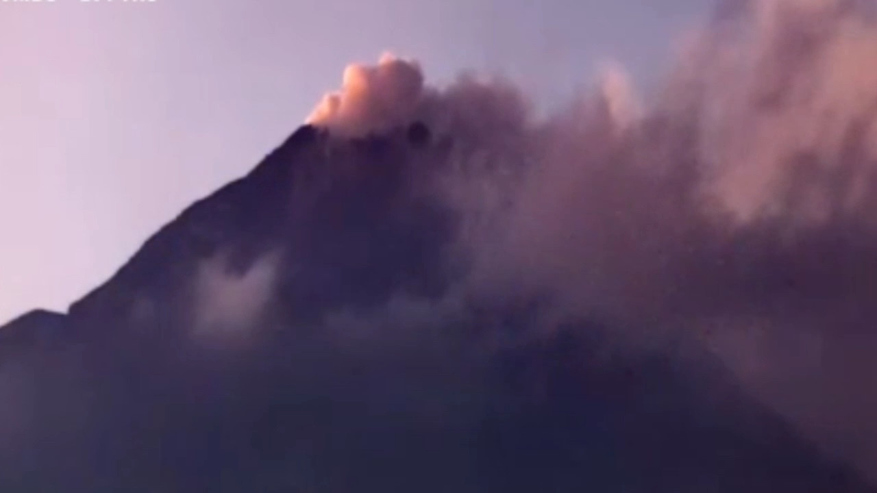 Gunung Merapi Luncurkan Guguran Lava Jarak Luncur Maks 1,5 Kilometer