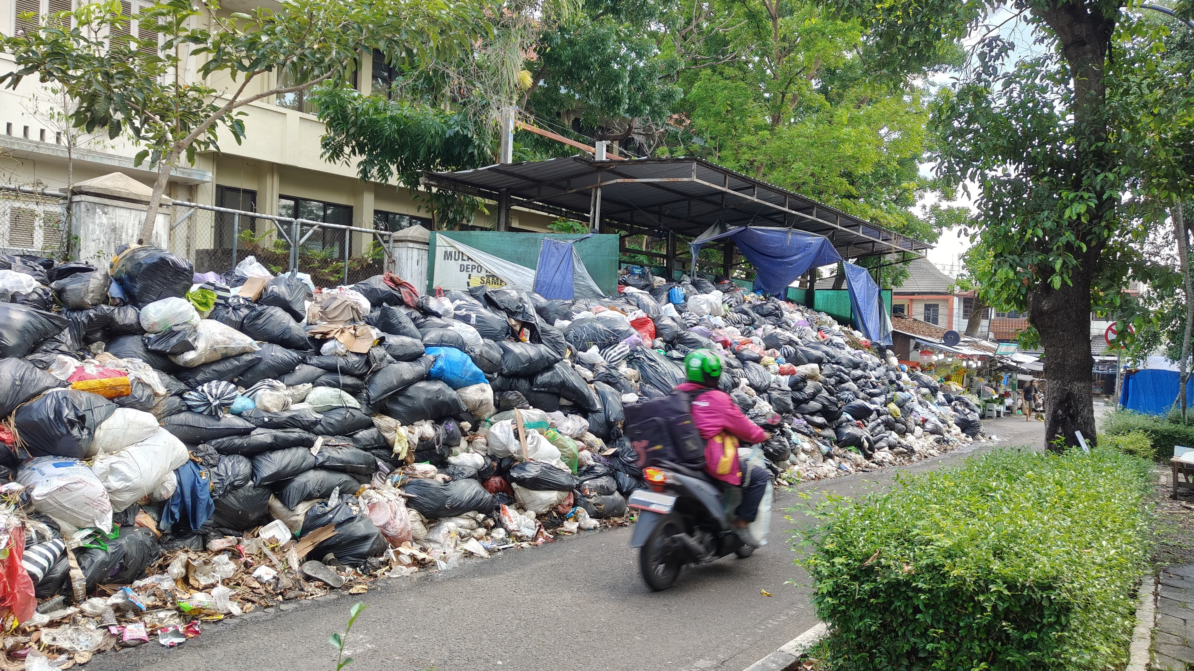 Tutupi Separuh Jalan dan Bau Menyeruak Ketika Hujan, Ini Kata DLH Kota Jogja Soal Penanganan Sampah di Depo Kotabaru