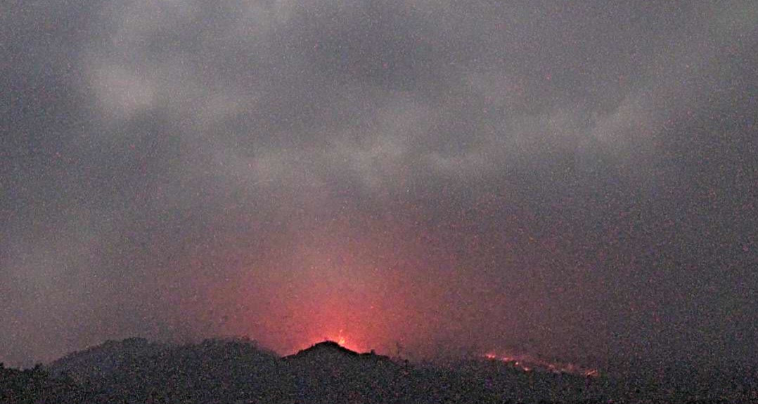 Awan Panas Gunung Merapi Meluncur 1 Kilometer Ke Arah Kali Bebeng