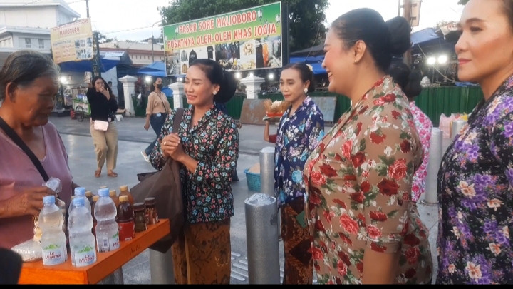 Aksi Puluhan Perempuan Pencinta Sanggul Nusantara (PSN) DIY Membagikan Bingkisan Lebaran Di Malioboro