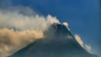 Gunung Merapi Luncurkan Guguran Lava Sejauh 1,6 Kilometer Ke Arah Kali Bebeng