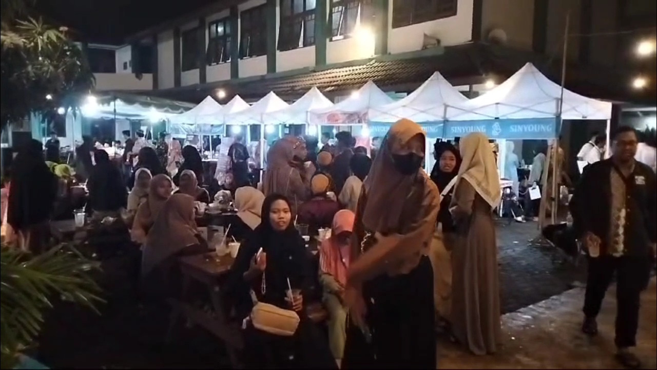 Ribuan Warga Ikuti Sedekah Mayoran yang Hadirkan 5000 Porsi Kuliner Nusantara di Festival Kampung Santri