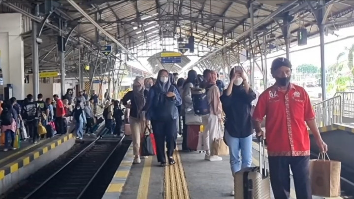 Kepadatan Penumpang Kereta Api di Stasiun Tugu Yogyakarta Per Tanggal 16 April 2023