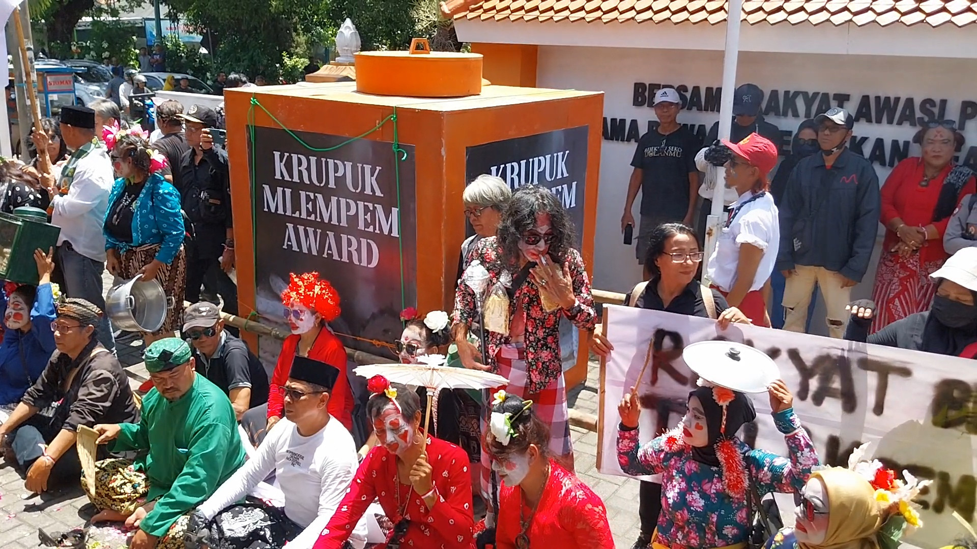 Warga Yogya Berikan "Krupuk Mlempem Award" Kepada Bawaslu