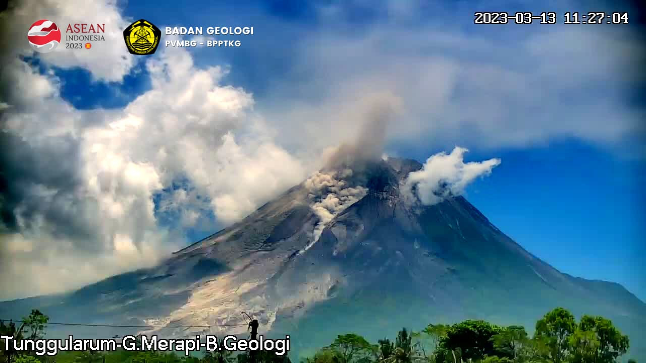 Dalam 18 Jam, Gunung Merapi Luncurkan 2 Kali Awan Panas dan 30 Kali Guguran Lava Pijar