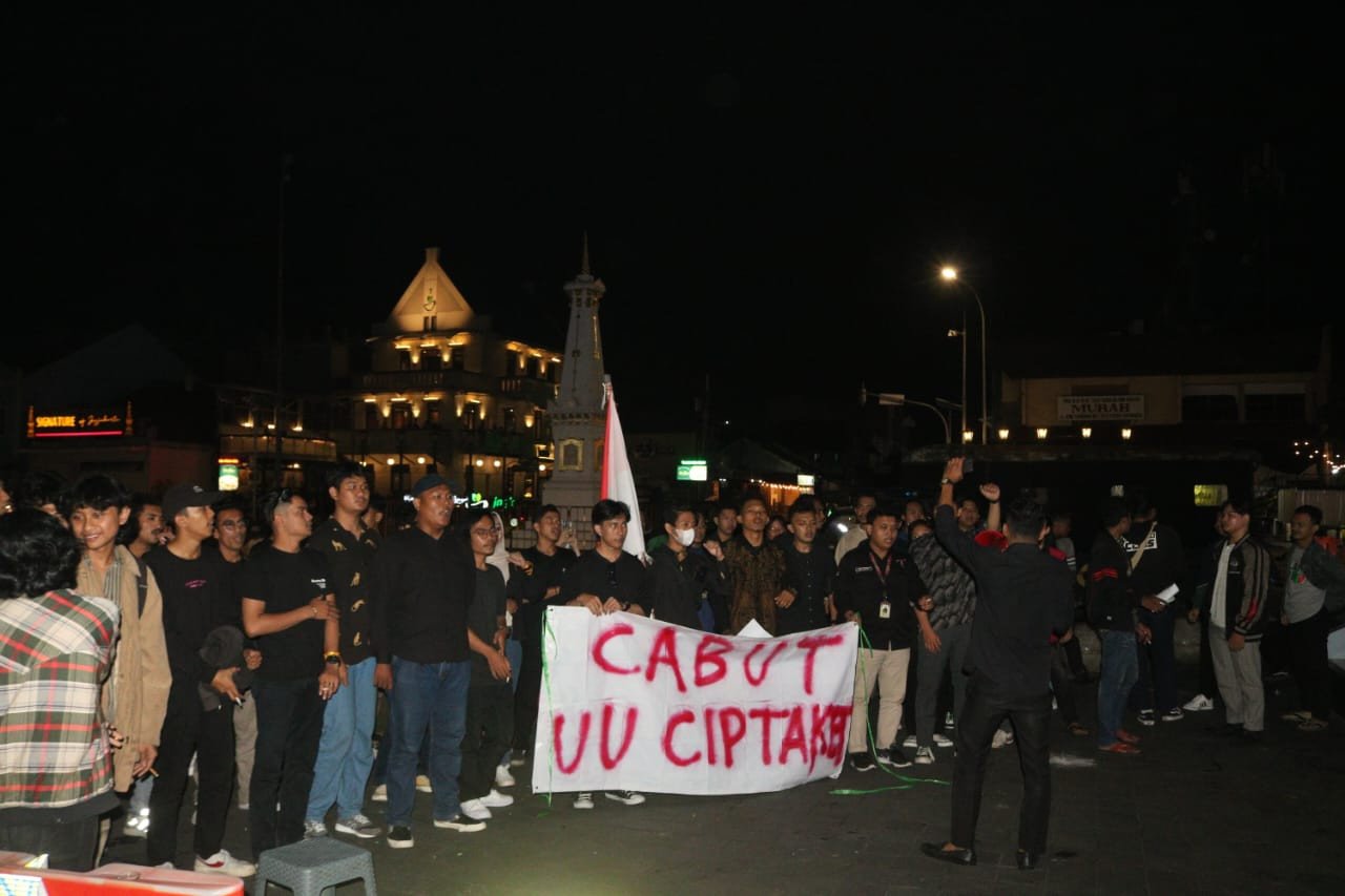 Mahasiswa di Yogyakarta Tolak Perppu Cipta Kerja di Tugu Pal Putih