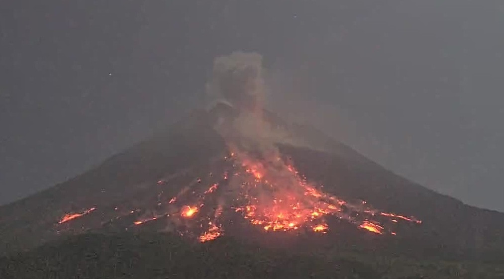 Status Siaga, Awan Panas Gunung Merapi Kembali Meluncur 1 Kilometer Ke Arah Kali Bebeng