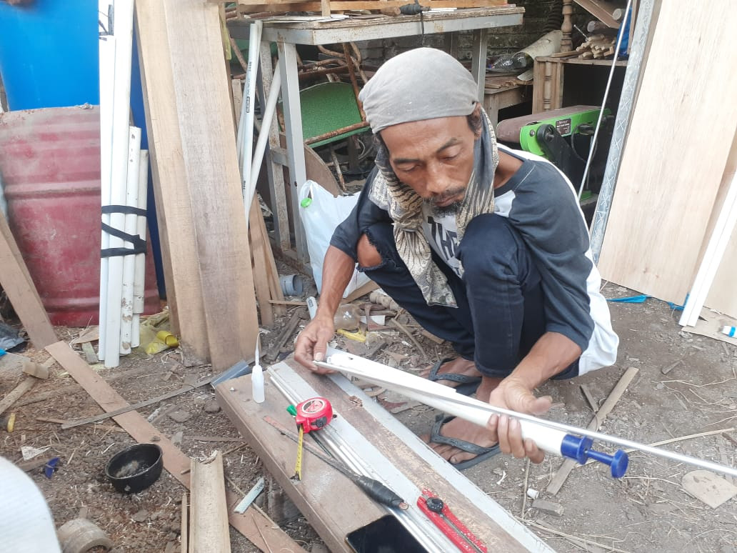 Memanfaatkan Limbah Sisa Bangunan Proyek Menjadi Mainan Anak-Anak yang Unik