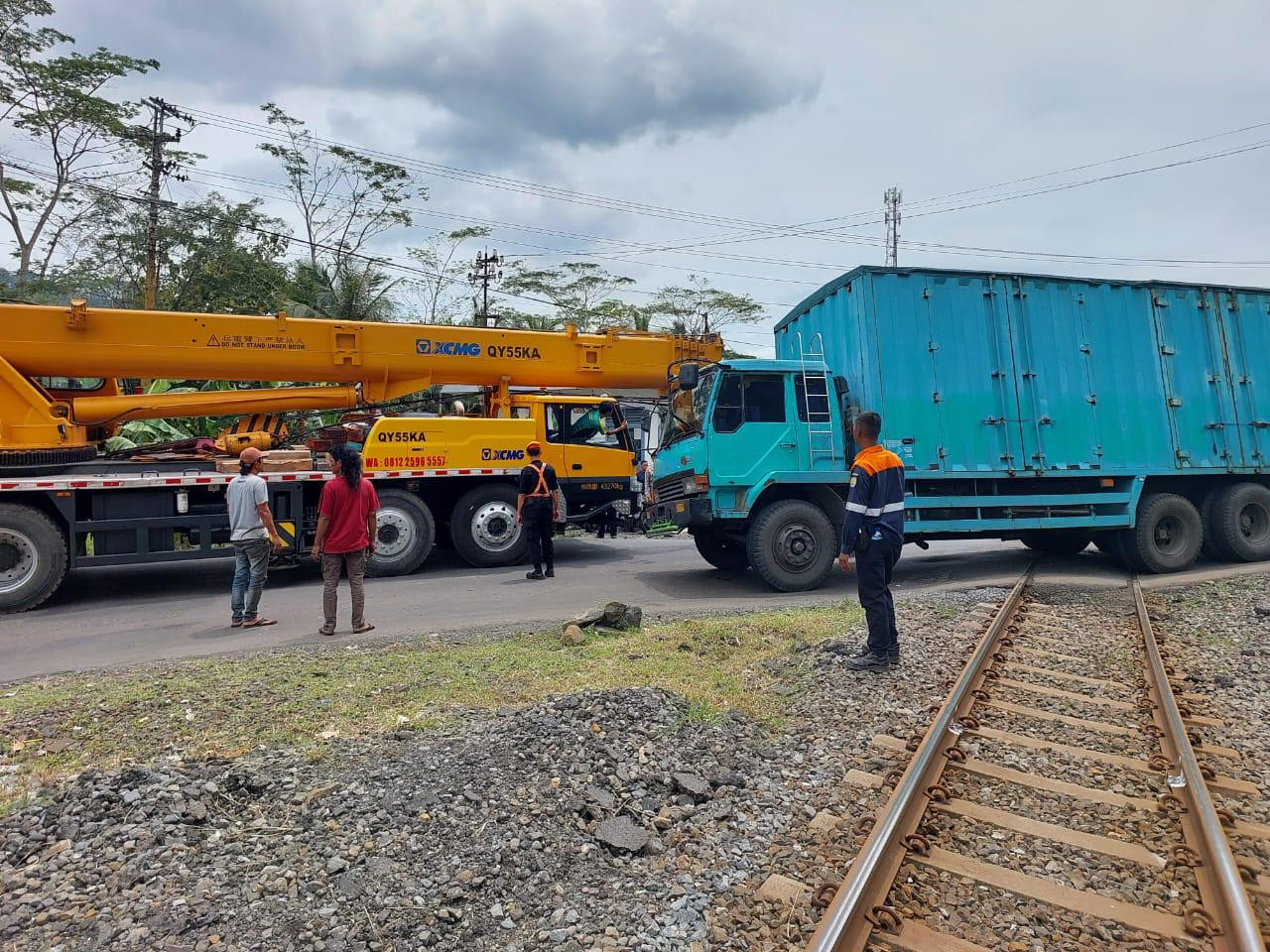 Daop 6 Minta Maaf, Sejumlah Perjalanan KA Tertahan Akibat Truk Mogok di Perlintasan Sebidang