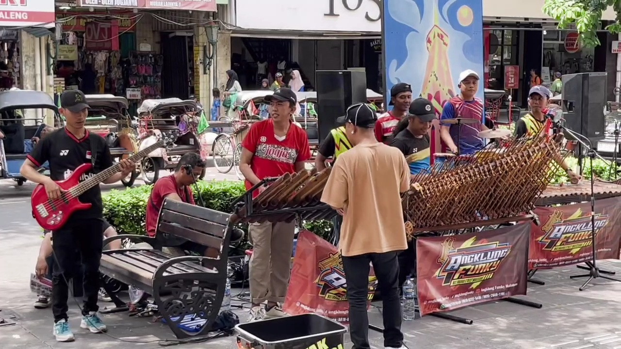 No Debat! Aksi Musisi Angklung Jadi Magnet Utama Wisatawan di Malioboro di Momen Libur Nataru Ini