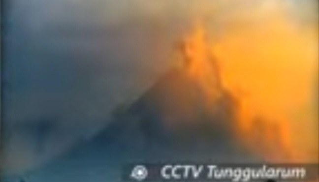 Gunung Merapi Luncurkan 9 Kali Guguran Lava Pijar Ke Arah Kali Bebeng