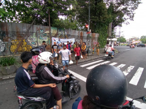 Mahasiswa Papua Bagikan Takjil di Perempatan Menteri Supeno Yogyakarta